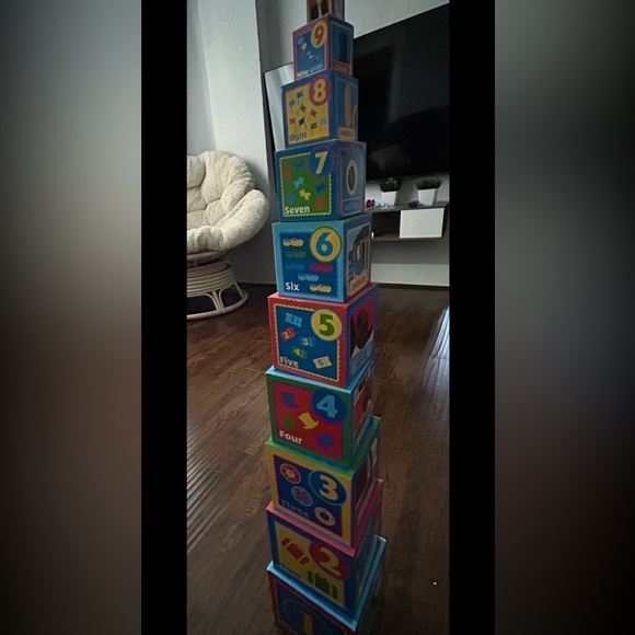 Thomas and friends stacking blocks - Picture 1 of 3